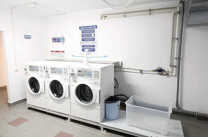 La subsolul clădirii găsim o spălătorie ecologică