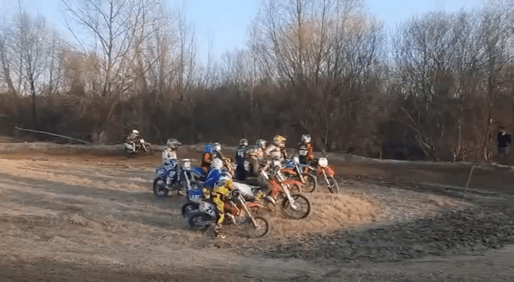 Visul lui Denis: să fie numărul I în motocros. Face sute de kilometri pentru a se antrena