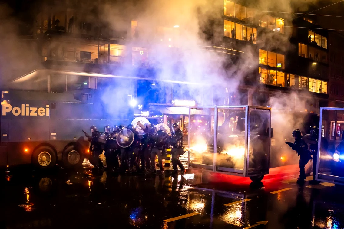 Gaze lacrimogene, după un miting împotriva Forumului Economic Mondial și a vizitei lui Trump, în Elveția FOTO Profimedia