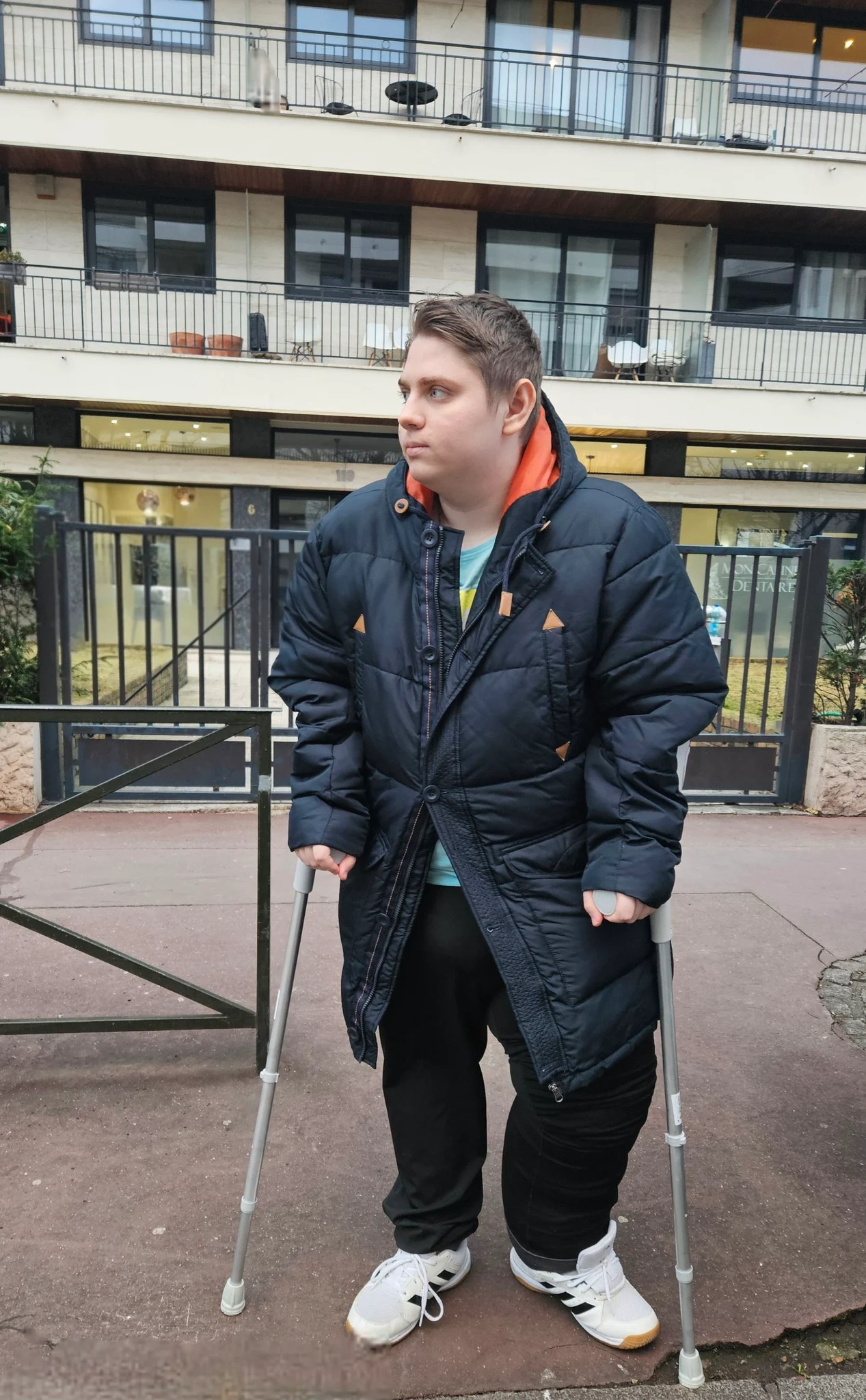 Coșmarul nu s-a încheiat: Gabriel a crescut, dar are nevoie de noi operații. Tânărul suferă de o boală rară, care îi dă dureri cumplite