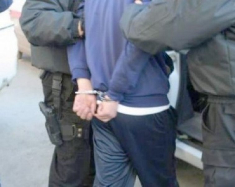 Urmărire ca în filme, în trafic și prin apă, pentru prinderea unui minor care conducea o mașină cu numere false