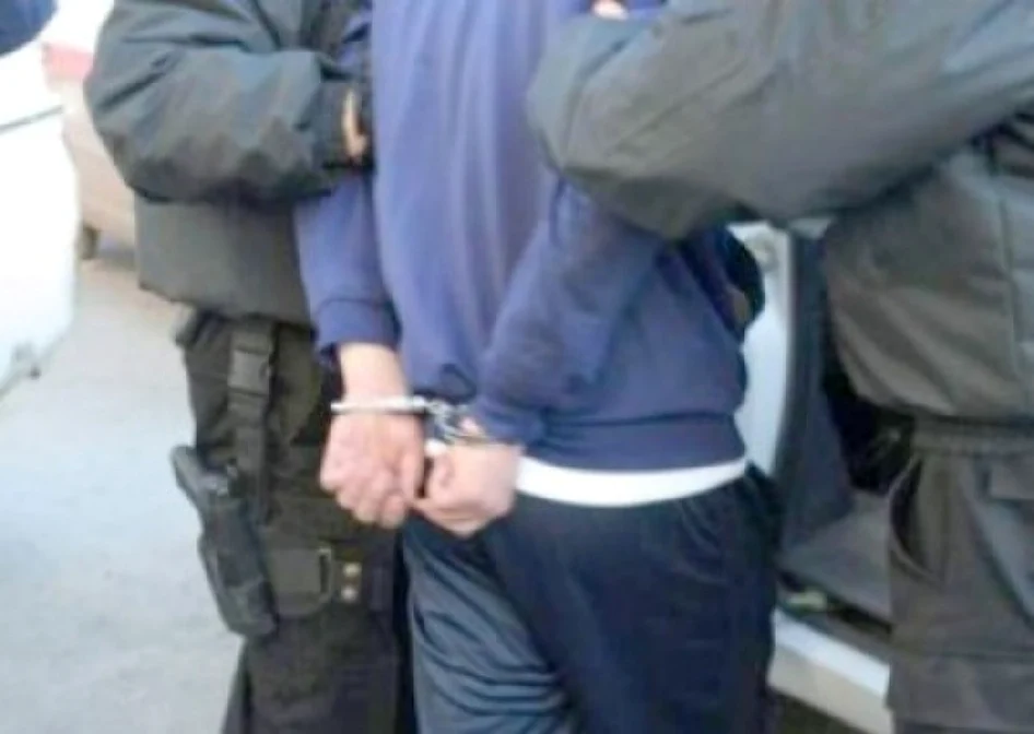 Șofer încătușat de agenți. FOTO: Arhivă