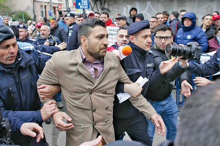 Unul dintre fanii liderului PSD a fost luat pe sus de jandarmi