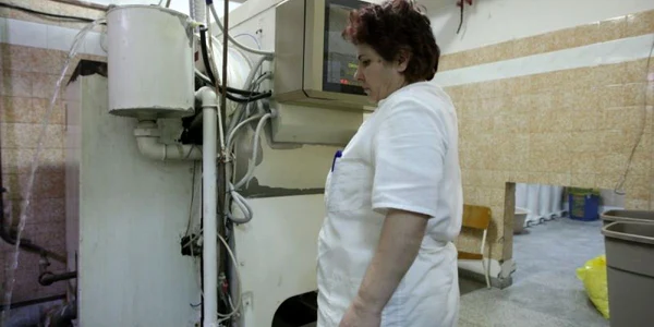 Aparatul folosit pentru călcarea cearşafurilor are o vechime de 80 de ani