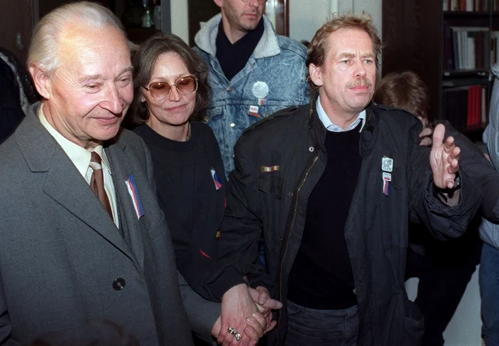 Pprincipalul membru al opoziţiei cehoslovace Vaclav Havel(dr), Alexander Dubcek(st) şi Marta Kubisova(c), în noiembrie 1989