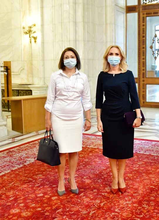 Oana Florea (stânga) a ales o ținută complet albă, accesorizată cu o geantă Lacoste gri