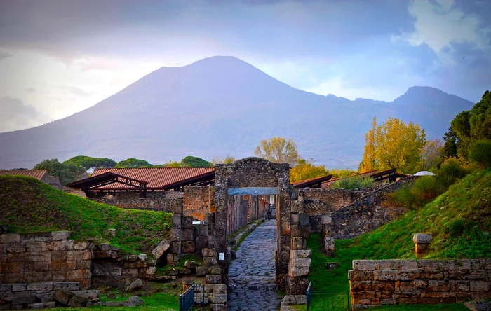 Ruinele orașului Pompeii și muntele Vezuviu
