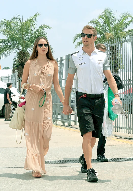 Jenson Button, fost campion mondial în Formula 1, şi soţia lui au fost anesteziaţi de hoţi în somn în staţiunea Saint-TropezFoto: AP