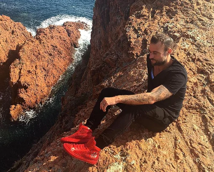 Philipp Plein nu şi-a şters crucea de pe inelar