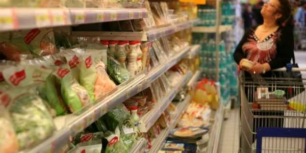 Cheltuielile pentru alimente au scăzut cu 2%.