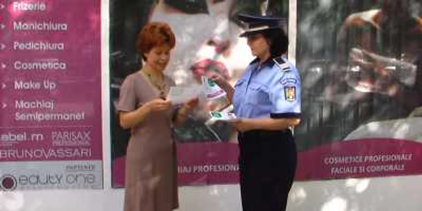 Poliţiştii au împărţit pliante