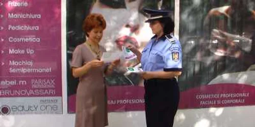 Poliţiştii au împărţit pliante