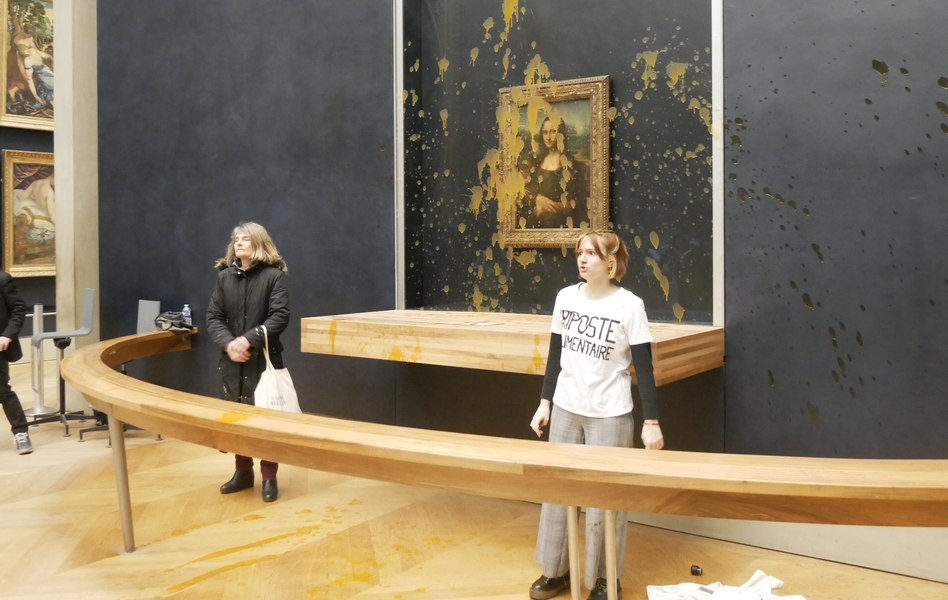 Activişti ecologişti au stropit cu supă geamul blindat care protejează cea mai faimoasă pictură din lume, „Mona Lisa“ 