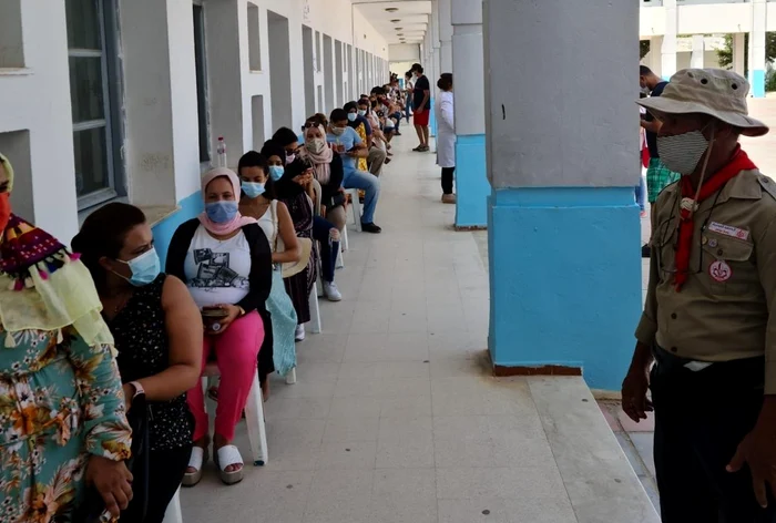 
    Tunisienii s-au așezat ordonat la coadă la vaccinare  