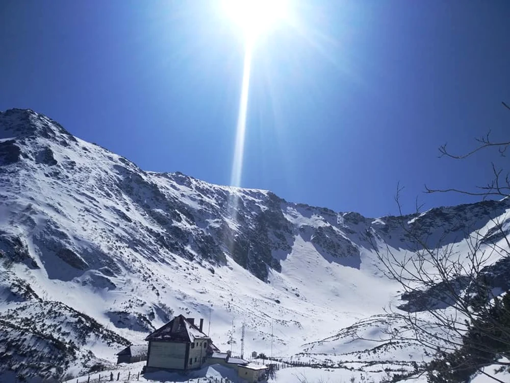 Stația meteo din Munții Iezer. Foto: ziarmm.ro