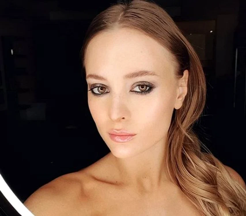 
    Oana Matache, însărcinată în 6 luni, alături de sora ei pe scenăFoto Instagram  