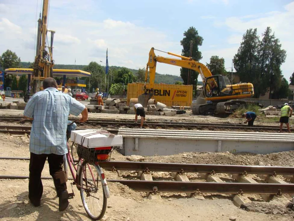 Traversarea căii ferate a devenit o problemă şi pentru pietoni şi biciclişti