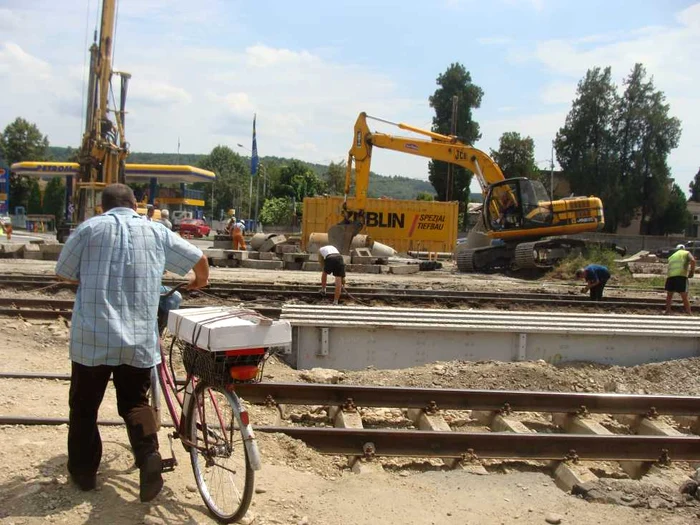 Traversarea căii ferate a devenit o problemă şi pentru pietoni şi biciclişti