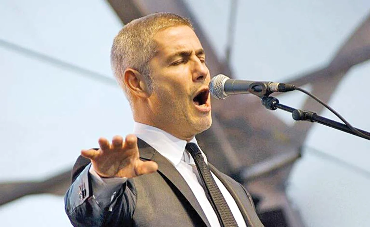 
    Alessandro Safina,  acompaniat de  55 de instrumentişti  