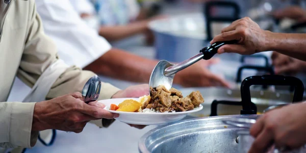 Saracie - foamete - doneaza mancare -cantina FOTO Shutterstock 