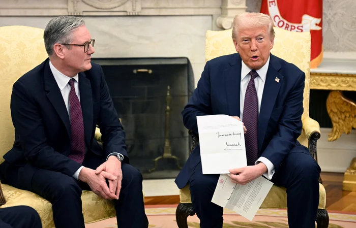 Premierul Britanic i-a dus scrisoarea regelui direct la Casa Albă / Sursa foto: Getty Images