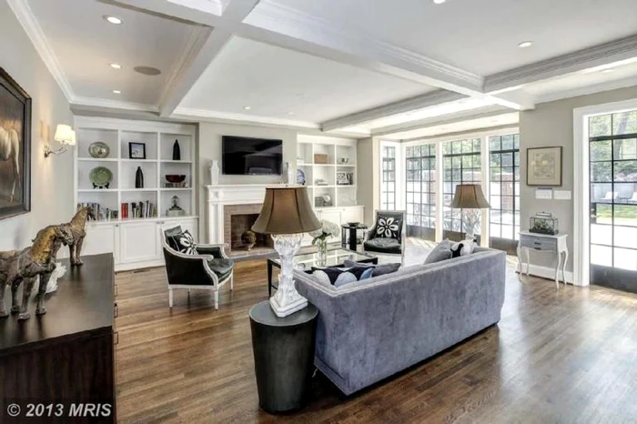 Livingul spațios are vedere la curtea generoasă