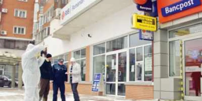 Anchetatorii au luat probe de la banca tâlhărită 