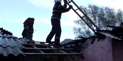 Un localnic a cazut de pe acoperis in timp ce incerca sa stinga incendiu