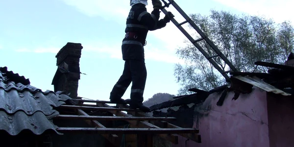 Un localnic a cazut de pe acoperis in timp ce incerca sa stinga incendiu