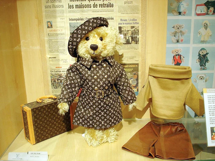 Ursul are geantă de piele naturală