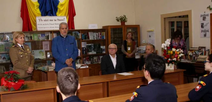 Adrian Năstase a făcut o donaţie de cărţi Colegiului Militar de la Breaza, în memoria tatălui său, absolvent ca şef de promoţie al acestei unităţi şcolare FOTO adriannastase.ro