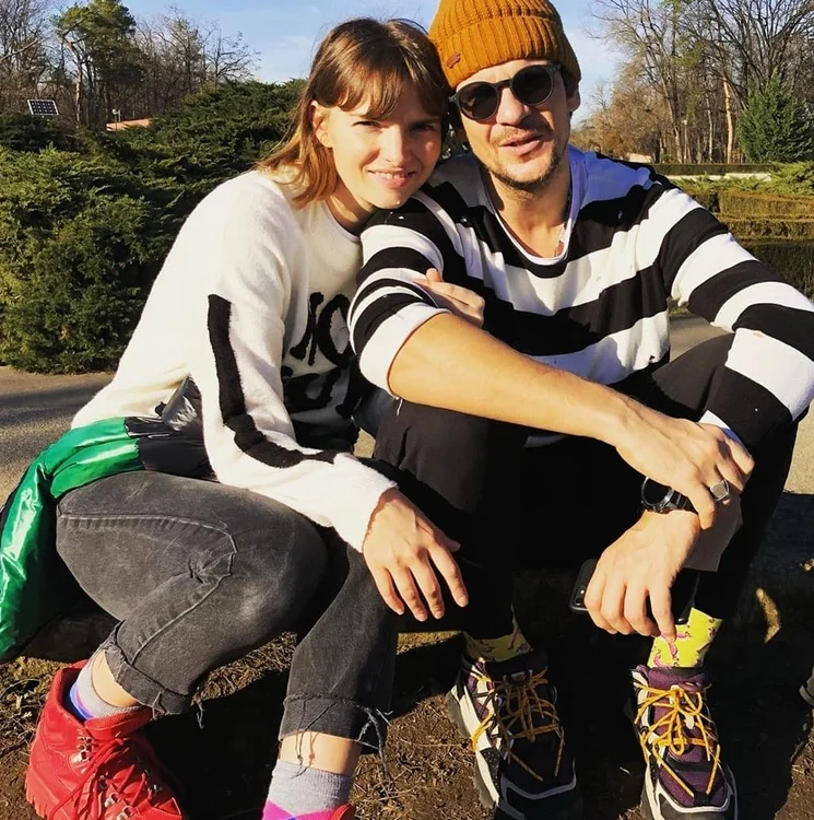 Iulia și Tudor, în parc, fotografiați de fiul lor, Ivan