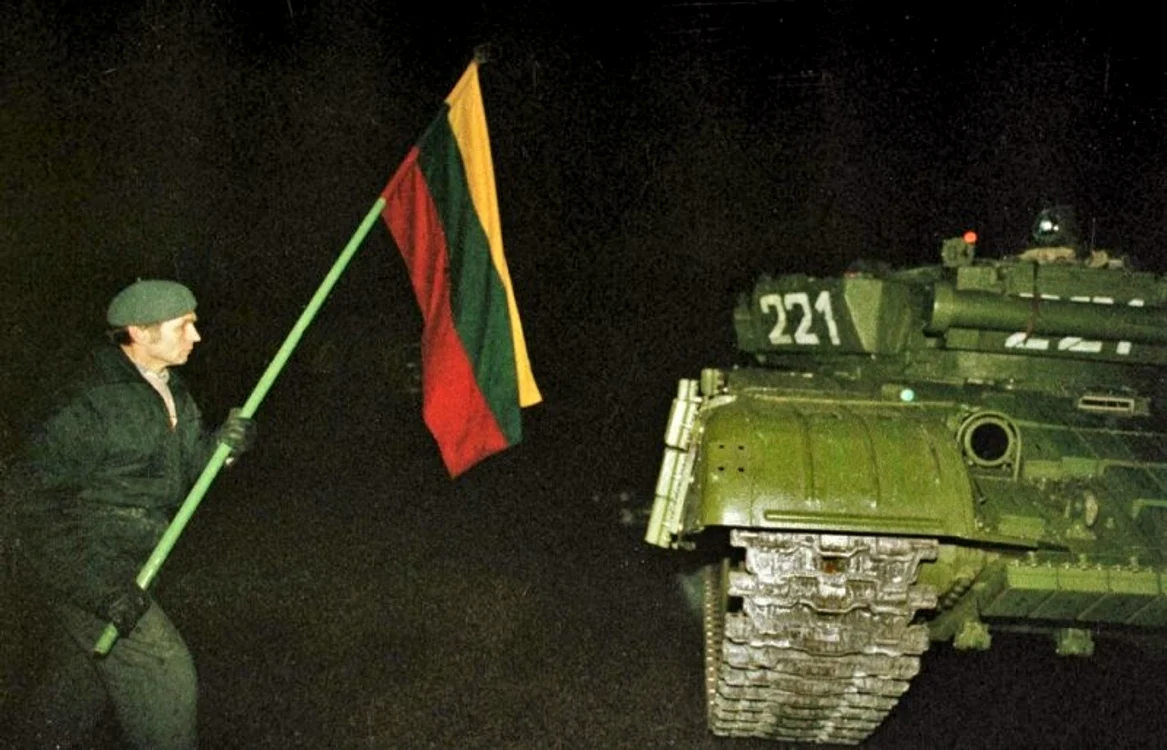 Lituanian fluturând drapelul în fața unui tanc sovietic FOTO: Wikipedia
