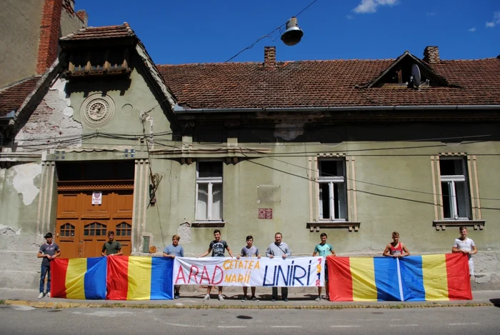 Elevii au întns tricolorul şi un banner în faţa clădirii FOTO Adevărul
