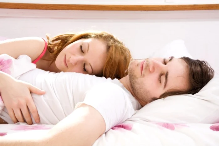 Poziția de dormit poate dezvălui cu precizie suficientă procentul de chimie dintre tine și iubitul tăuclickpentrufemei.ro