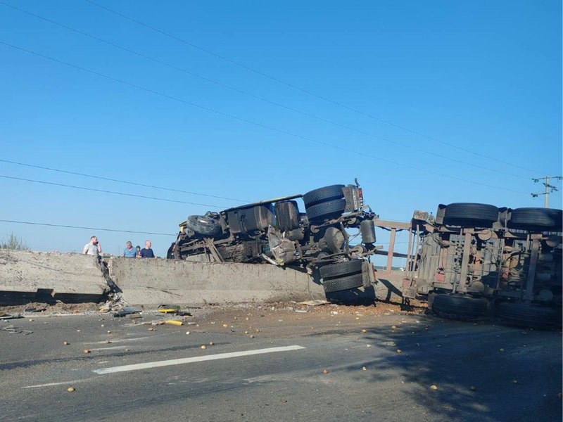 Trafic blocat pe DN1 Ploiești–Brașov după ce un camion s-a răsturnat. Un cauciuc a explodat