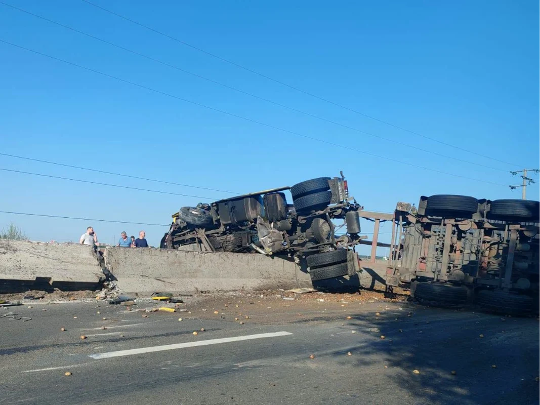 Tir răsturnat pe DN1/FOTO: Facebook/Alin Coțoban