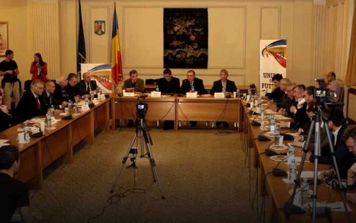 La PALATUL PARLAMENTULUI, reprezentanţi ai Clubului Militar Român de Reflecţie Euroatlantică şi ai Platformei Unioniste Acţiunea 2012 au abordat un subiect pe măsura provocărilor vremii: 1 DECEMBRIE 1918, ZIUA REÎNTREGIRII NAŢIONALE FOTO Dorian Theodor - romaniabreakingnews.ro