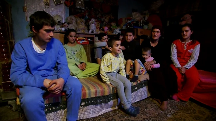 Dosar România, despre poveste halucinantă despre calvarul unei femei care trăieşte, fiecare
moment al vieţii sale, cu spaima şi ameninţarea unei nenorociri.