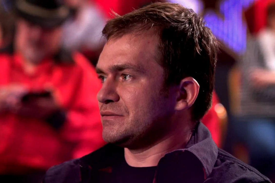 Adrian Dumitru este tenor şi are un loc de muncă permanet