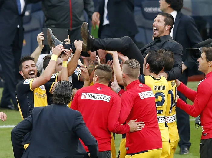 Diego Simeone a fost purtat pe braţe de jucătorii lui Atletico. FOTO: Reuters