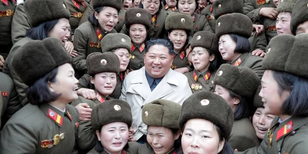 Kim Jong-un in mijlocul unor femei soldat FOTO Twitter @coldnoodlefan