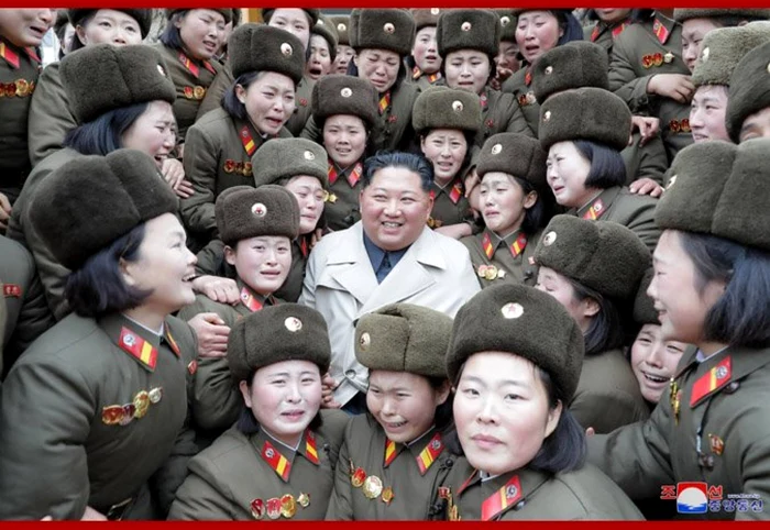 Kim Jong-un în mijlocul unor femei soldat FOTO Twitter @coldnoodlefan