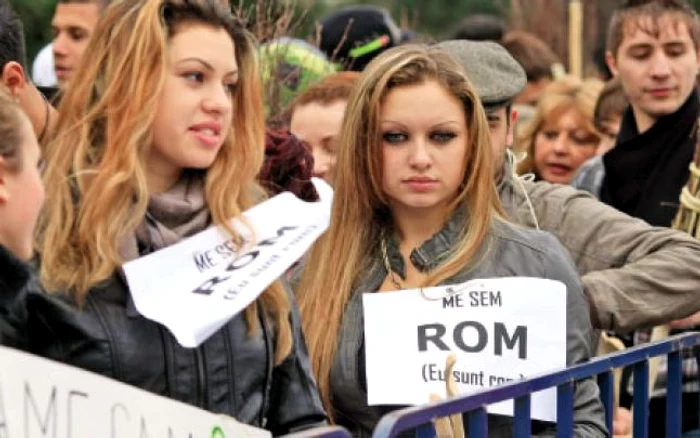 În timpul protestului de săptămâna trecută, membrii comunităţilor ţigăneşti au purtat pancarte pe care scria „Sunt rrom“  