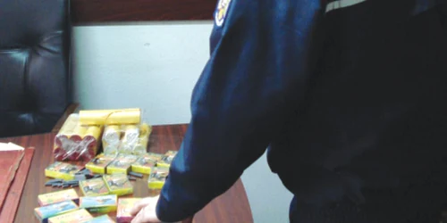 Cutiile cu petarde au fost confiscate de poliţişti