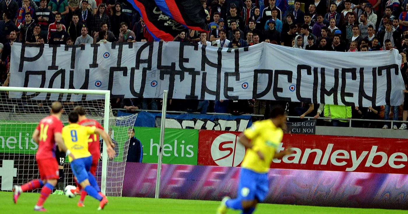 Mesajul suporterilor Stelei pentru manelist FOTO: RĂZVAN PĂSĂRICĂ