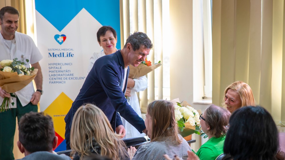 Campionul Mihai Leu s-a alăturat programului MedLife de testare genetică gratuită, oferindu-și prima medalie de aur obținută la nivel național pentru copiii care luptă cu cancerul