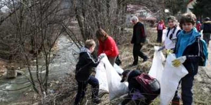 Cei mici s-au alăturat celor mari la ecologizarea Timişului Foto: Stelian Grăjdan