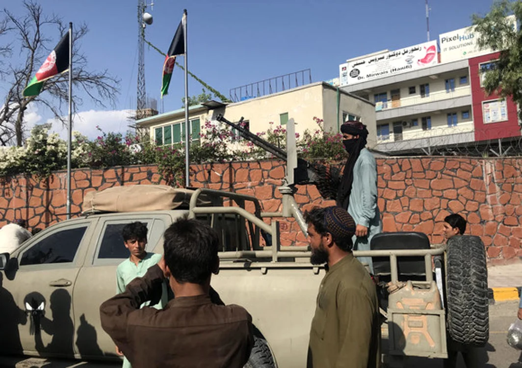 Talibanii au adăpostit pe teritoriul Afganistanului membri ai grupării eextremiste Al-Qaeda. Acum, gruparea teroristă care a doborât la 11 septembrie Turnurile Gemene s-ar putea întarce în regiuneSursa foto: EPA/EFE