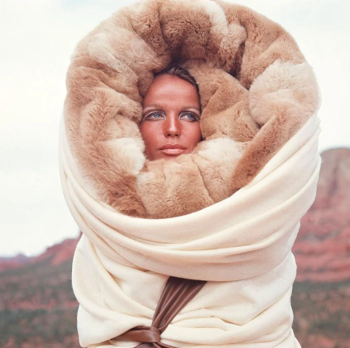 Una dintre fotografiile emblematice ale supermodelului: înfăşurată în haine groase, cu o glugă voluminoasă din blană, în deşertul Arizona, 1968